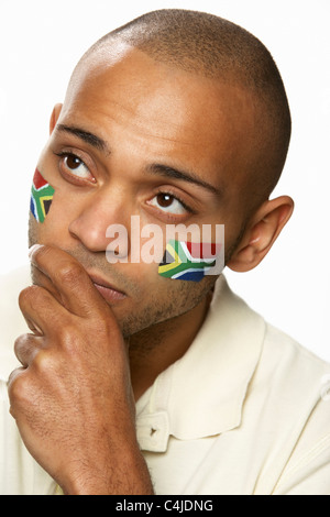 Jeune homme déçu Sports Fan avec drapeau sud-africain peint sur le visage Banque D'Images