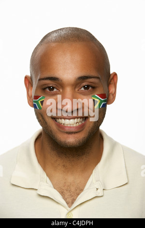 Jeune homme sportif avec drapeau sud-africain peint sur le visage Banque D'Images