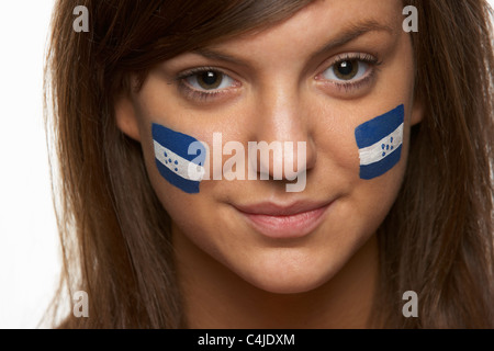 Jeune femme fan de sport avec drapeau hondurien sur le visage peint Banque D'Images