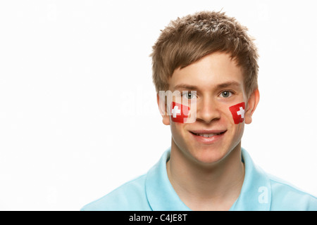 Jeune homme sportif avec drapeau suisse peint sur le visage Banque D'Images