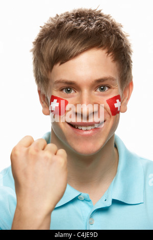 Jeune homme sportif avec drapeau suisse peint sur le visage Banque D'Images