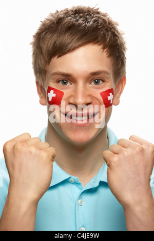 Jeune homme sportif avec drapeau suisse peint sur le visage Banque D'Images