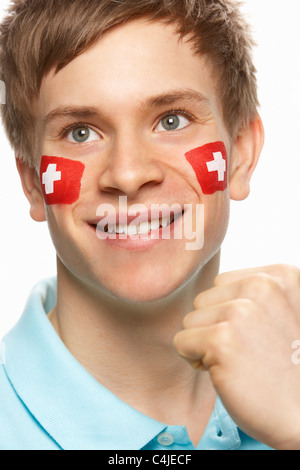 Jeune homme sportif avec drapeau suisse peint sur le visage Banque D'Images