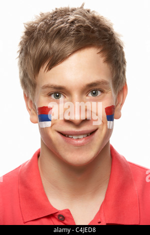 Jeune homme sportif avec drapeau serbe sur le visage peint Banque D'Images