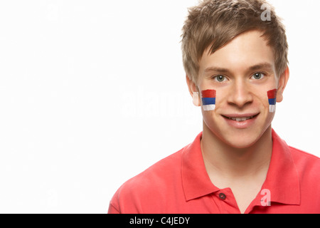 Jeune homme sportif avec drapeau serbe sur le visage peint Banque D'Images