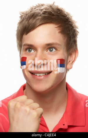 Jeune homme sportif avec drapeau serbe sur le visage peint Banque D'Images