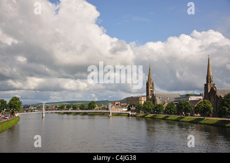 Vue sur la ville à travers rivière Ness, Inverness, Highlands, Écosse, Royaume-Uni Banque D'Images