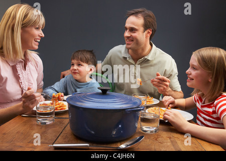 Family Enjoying Meal Together At Home Banque D'Images