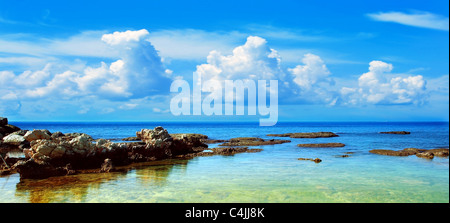 Paysage de la plage bleue sur la mer Méditerranée et ciel nuageux Banque D'Images