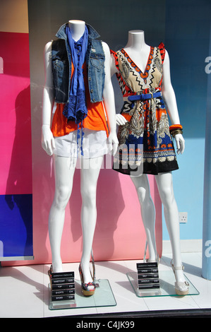 Des mannequins au Dorothy Perkins vitrine, High Street, Inverness, Highlands, Écosse, Royaume-Uni Banque D'Images