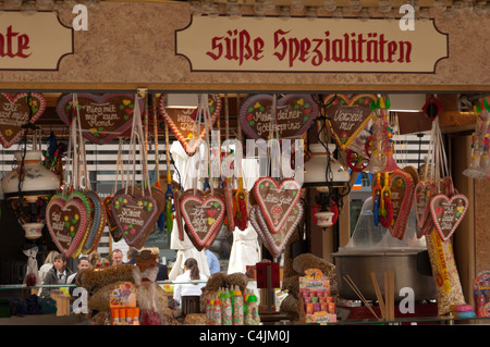 Lebkuecheb (Herzen coeurs d'épices) en vente sur un étal de marché à Würzburg, Allemagne Banque D'Images