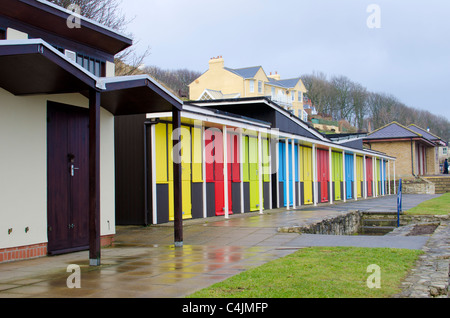 Cabines de plage en hiver, après une douche à Filey, East Riding of Yorkshire, UK Banque D'Images