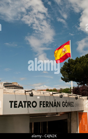 Théâtre Fernan Gomez et drapeau espagnol, Plaza de Colón, Madrid, Espagne Banque D'Images