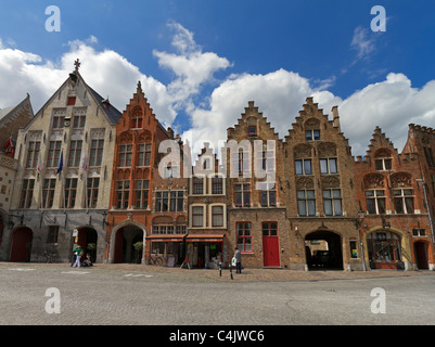 Maisons de la Place Jan Van Eyck, Bruges, Belgique. L'ancien péage est sur la gauche. Banque D'Images