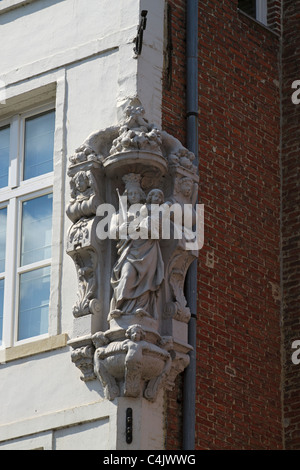 Vierge à l'enfant statue sur l'angle d'une maison à Bruges, Belgique. Banque D'Images