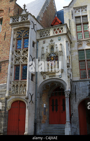 Entrée principale de l'ancien péage dans la place Jan Van Eyck, Bruges, Belgique. Sur la gauche se trouve la maison de la guilde Pijnders. Banque D'Images