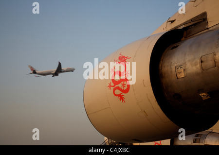 Avion Dragonair livery tailfin logo de queue Banque D'Images