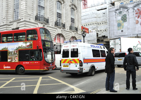 La police blanche van dans Piccadilly Circus Londres le jour de Champion d'Europe de football finale de la Coupe des clubs. Banque D'Images