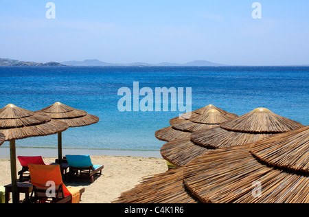 Parasols sur la plage Agios Stefanos Cyclades Mykonos Island Mer Égée Grèce UE Union Européenne Europe Banque D'Images