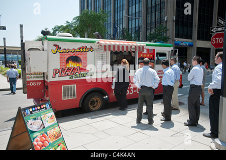 Les clients s'alignent pour le Jiannetto populaires's Pizza et restauration camion alimentaire dans le Lower Manhattan à New York Banque D'Images