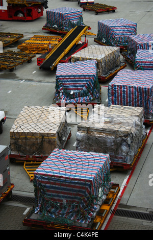 Les palettes des bagages de l'aéroport Chek Lap Kok de Hong Kong Banque D'Images