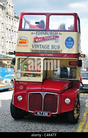 Vintage bus touristiques sur Royal Mile, Vieille Ville, Edinburgh, Lothian, Ecosse, Royaume-Uni Banque D'Images