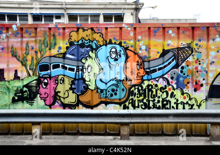 Graffiti par la gare d'Austerlitz à Paris, France. Banque D'Images