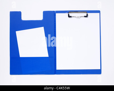 Presse-papiers bleu avec blanc papier blanc Banque D'Images