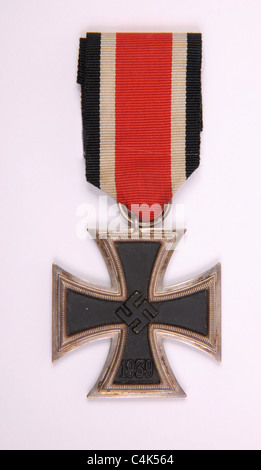 La DEUXIÈME GUERRE MONDIALE 1939 médaille allemande Eisernes Kreuz 2. Klasse Croix de fer 2e classe avec ruban d'origine. Banque D'Images