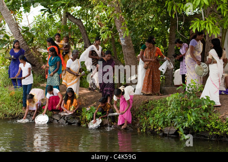 Les plaques de lave-linge dans l'eau dormante cérémonie postérieure au temple d'Alleppey (Alappuzha), Kerala, Inde Banque D'Images