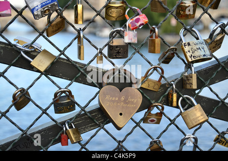 Love Locks attachées à l'Pont des Arts sur la Seine à Paris, France Banque D'Images