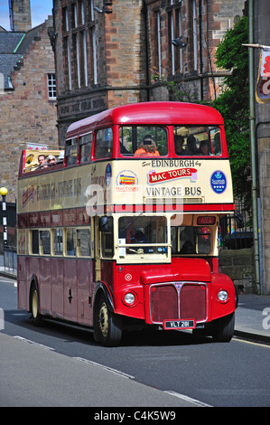 Visites Routemaster, double-decker bus, Canongate, Vieille Ville, Edinburgh, Lothian, Ecosse, Royaume-Uni Banque D'Images