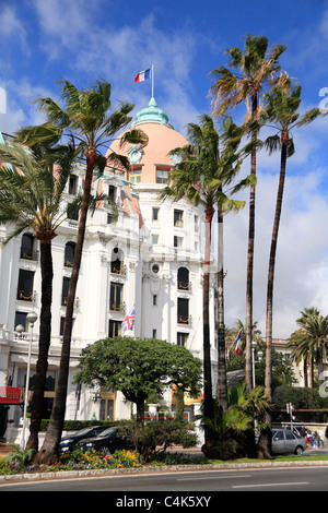 Palmiers en face de l'Art Déco de l'Hôtel Negresco sur la Promenade des Anglais Nice France Banque D'Images