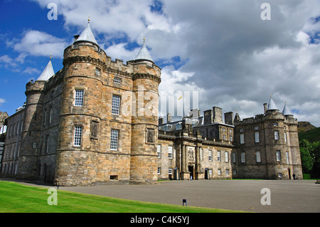 Avant de l'ouest du palais de Holyrood, Canongate, Vieille Ville, Edinburgh, Lothian, Ecosse, Royaume-Uni Banque D'Images