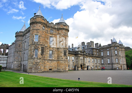 Avant de l'ouest du palais de Holyrood, Canongate, Vieille Ville, Edinburgh, Lothian, Ecosse, Royaume-Uni Banque D'Images