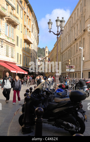 Des scooters garés dans la Rue de la Prefecture Nice France Banque D'Images