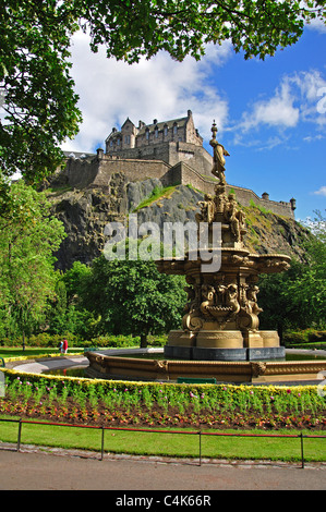 Ross fontaine et le château d'Édimbourg, Princes Street, Edinburgh, Lothian, Ecosse, Royaume-Uni Banque D'Images