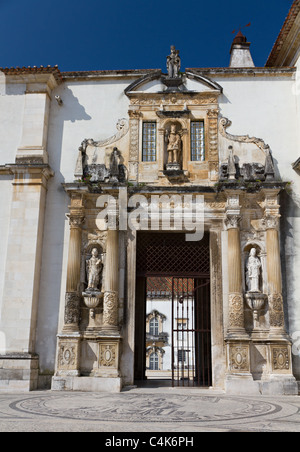 17e siècle Porta Ferrea ou "porte de fer" qui mène à la cour intérieure de l'ancienne Université de Coimbra, Portugal avec pavement en mosaïques Banque D'Images