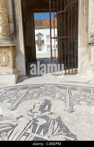 17e siècle Porta Ferrea ou "porte de fer" qui mène à la cour intérieure de l'ancienne Université de Coimbra, Portugal avec pavement en mosaïques Banque D'Images