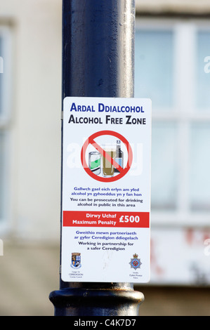 Affiche bilingue sur la promenade, Aberystwyth, Pays de Galles, interdisant la consommation d'alcool. Banque D'Images