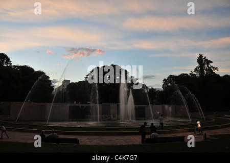 Crépuscule du soir sombre vue de personnes en face de l'eau d'ornement et d'arbres, la fontaine de la Plaza Independencia, Mendoza, Argentine Banque D'Images