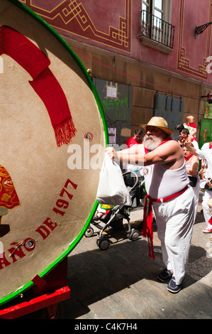 'El Hormiguero' parade (tambours), la fête de la rue san Fermín, Pamplona, Navarra (Navarre), l'Espagne, l'Europe. Banque D'Images