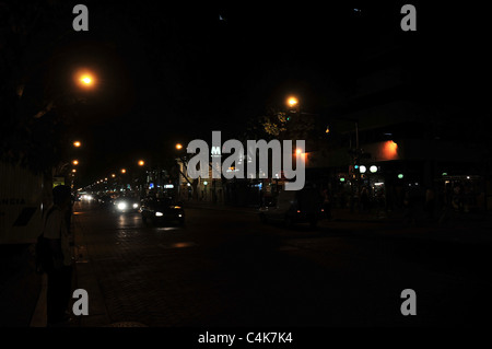 Vue de nuit de personne, en bordure de la rue jaune lumière, voitures, trafic, phares blancs, avenida San Martin, Mendoza, Argentine Banque D'Images