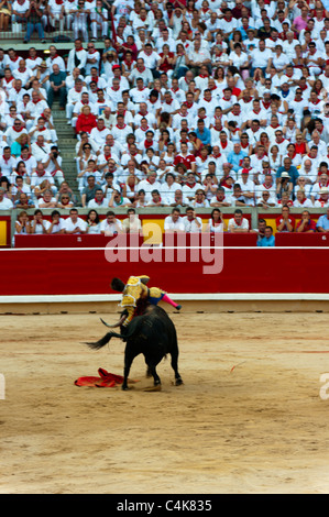 Goring de matador El Juli au cours de la corrida, la fête de la rue san Fermín Pamplona, Navarre, Espagne, Europe. Banque D'Images