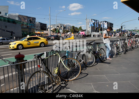 Des vélos sur une clôture en Melbourne, Australie. Banque D'Images