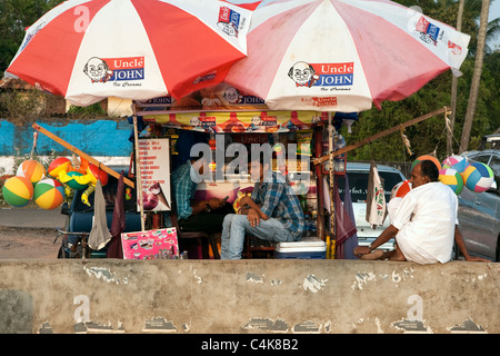 Vendeur de rue, littoral, Alleppey (Alappuzha), Kerala, Inde Banque D'Images