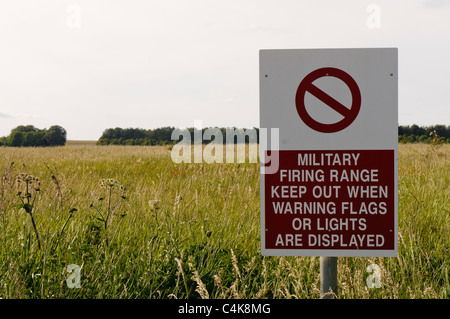 Inscrivez-vous de tir militaire. Tenir hors lorsqu'un avertissement drapeaux ou feux sont affichées' Banque D'Images