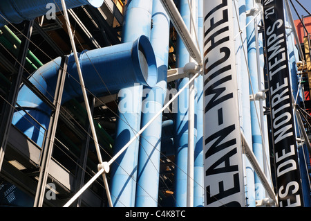 Les conduits et tuyaux sur l'extérieur du Centre Pompidou à Paris Banque D'Images