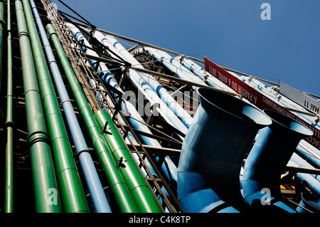 Les conduits et tuyaux sur l'extérieur du Centre Pompidou à Paris Banque D'Images