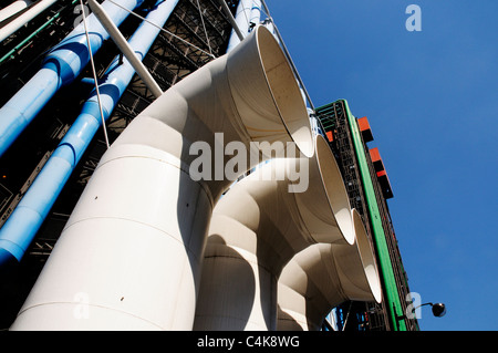 Les conduits et tuyaux sur l'extérieur du Centre Pompidou à Paris Banque D'Images